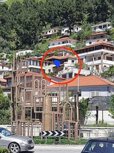 ein Gebäude mit einem roten Kreis darüber in der Unterkunft Guest House Noah&Kristel in Berat