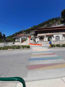 eine leere Straße mit einem bunten Fußweg vor einem Gebäude in der Unterkunft Guest House Noah&Kristel in Berat