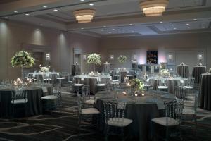 un salón de banquetes con mesas y sillas en una habitación en Gaithersburg Marriott Washingtonian Center, en Gaithersburg