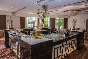 una sala da pranzo con bar che serve cibo e bicchieri di vino di Gaithersburg Marriott Washingtonian Center a Gaithersburg