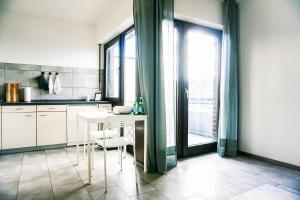 Una cocina con mesa y sillas y una ventana. en Nespresso Netflix Work Appartment - 24h Check-In, en Bielefeld