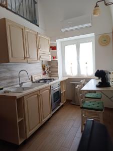 kuchnia ze zlewem i kuchenką górny piekarnik w obiekcie Nonno Nunzio House w mieście Bernalda