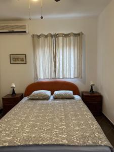 una camera con un letto con due cuscini sopra di Guest House Iva a Senj