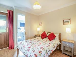 A bed or beds in a room at Willowtree Cottage