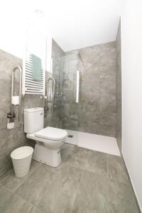 a bathroom with a toilet and a shower at Apartamentos turísticos Praia de Seselle, terraza y jardín a un paso de la playa in Ares