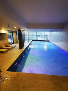 a large indoor swimming pool in a building at Dudley Cosy 2 beds 2 Baths with free parking in Melbourne