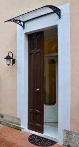 un ingresso a una casa con porta marrone di DUOMO26 BOUTIQUE APARTMENT a Desenzano del Garda
