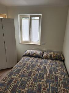 1 dormitorio con cama y ventana en Apartments Alen, en Umag