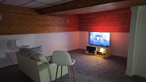 Uma televisão e/ou sistema de entretenimento em River Park South - 2 Bedroom Basement Suite