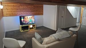 Uma área de estar em River Park South - 2 Bedroom Basement Suite