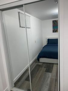 Un ou plusieurs lits dans un hébergement de l'établissement River Park South - 2 Bedroom Basement Suite