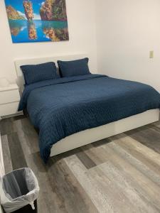 Säng eller sängar i ett rum på River Park South - 2 Bedroom Basement Suite