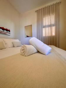 オルビアにあるPrestige Panoramico Veroneseのベッドルーム1室(ベッド2台、窓付)
