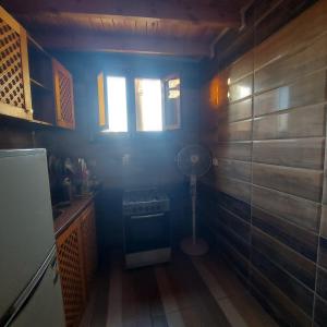 een kleine keuken met een fornuis en een raam bij Boondok's house in Dahab