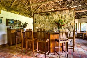 Ein Restaurant oder anderes Speiselokal in der Unterkunft Tanager RainForest Lodge 
