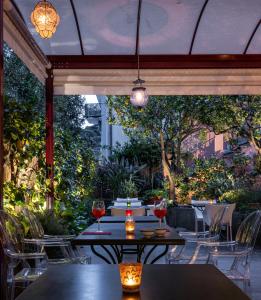 una mesa con copas de vino en el patio en Albergo Minerva en Santa Margherita Ligure