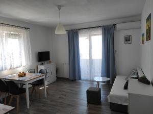 Televízia a/alebo spoločenská miestnosť v ubytovaní Apartman Antea Hvar