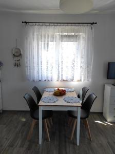 Televízia a/alebo spoločenská miestnosť v ubytovaní Apartman Antea Hvar