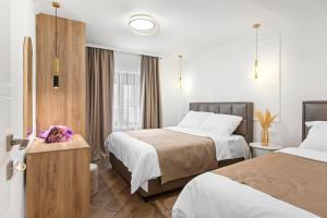 Postel nebo postele na pokoji v ubytování Dekaderon Lux Apartments + 37 fotografií