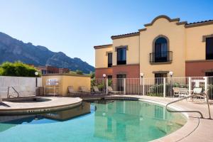 Kolam renang di atau di dekat Fairfield Inn & Suites Tucson North/Oro Valley