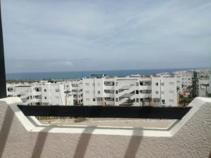 een uitzicht vanaf het balkon van een appartementencomplex bij Appartement en location in Fnidek