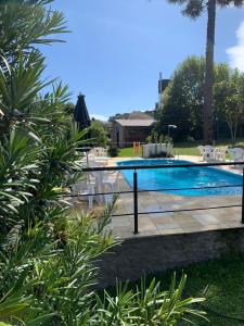 uma piscina num quintal com plantas em Hotel San Lucas em Gramado