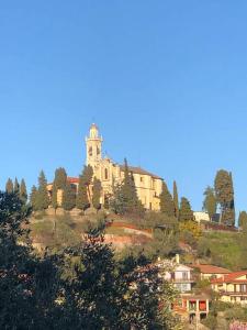 een groot gebouw bovenop een heuvel met bomen bij Ca' Bianca in San Bartolomeo