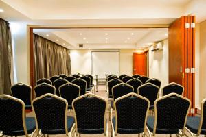 - une salle de conférence avec un bouquet de chaises dans l'établissement Protea Hotel by Marriott Windhoek Furstenhof, à Windhoek