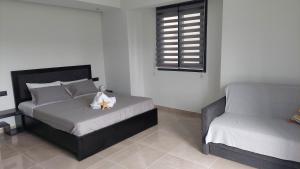 um quarto com uma cama e uma cadeira em Luana Monte Apartments em Amoudara Herakliou