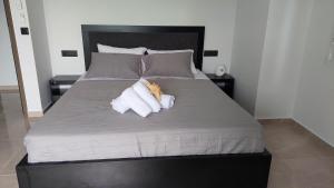 מיטה או מיטות בחדר ב-Luana Monte Apartments