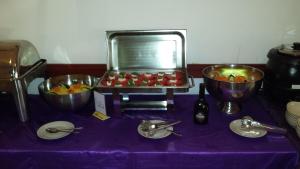Mirage Family Hotel في بريمورسكو: طاولة أرجوانية مع طبقين من الفراولة وخلاط