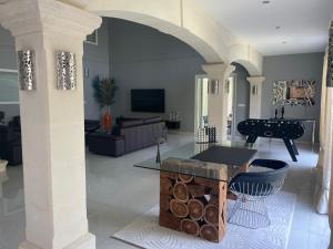 salon ze stołem i kanapą w obiekcie VILLA PALMIER avec PISCINE CHAUFFÉE PRIVÉE proche D'UZES ET ANDUZE w mieście Cannes-et-Clairan