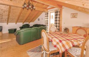een woonkamer met een tafel en een groene bank bij Lovely Home In Bayerisch Eisenstein With Kitchen in Bayerisch Eisenstein