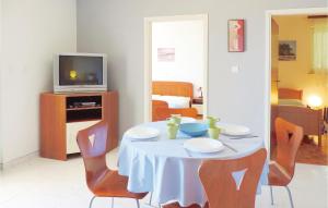 - une table à manger avec un chiffon de table blanc dans l'établissement Amazing Apartment In Rabac With Kitchen, à Rabac
