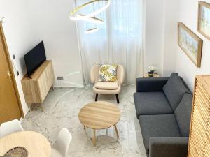 ein Wohnzimmer mit einem Sofa und einem Stuhl in der Unterkunft The Museums Loft - Peña in Málaga