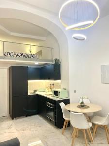 eine Küche mit einem Tisch und Stühlen im Zimmer in der Unterkunft The Museums Loft - Peña in Málaga