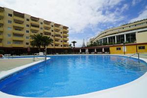 una gran piscina frente a un edificio en Apartment in central Los Cristianos, en Los Cristianos