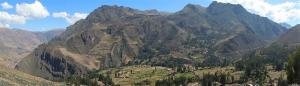 una vista a la montaña de un valle frente a una montaña en Casa de Oren en Pisac