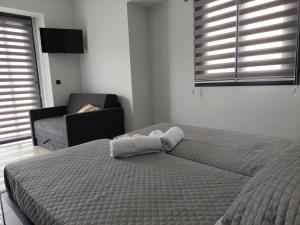מיטה או מיטות בחדר ב-Luana Monte Apartments