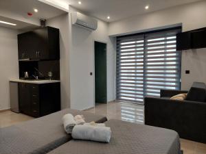 מיטה או מיטות בחדר ב-Luana Monte Apartments