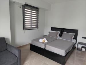 מיטה או מיטות בחדר ב-Luana Monte Apartments