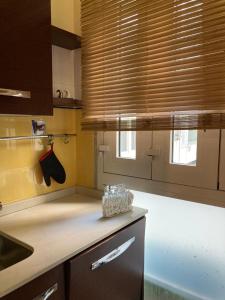 uma cozinha com persianas de madeira e um balcão em Araba Fenice Apartments - Bari Centro em Bari