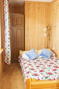 Säng eller sängar i ett rum på Apartament U Góralki