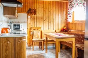 A cozinha ou cozinha compacta de Apartament U Góralki