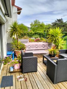 patio z krzesłami i kwiatami na tarasie w obiekcie Maison au calme wifi Netflix w mieście Hendaye