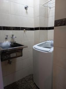 ein Bad mit einem WC und einem Waschbecken in der Unterkunft FLATS Atlantico Praia in Rio de Janeiro