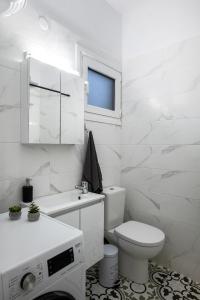 Baño blanco con aseo y lavamanos en Roxandra Suite Corfu en Evropoúloi