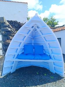 a blue gazebo with two blue pillows in it at Casa do Cais in Monte