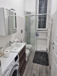 y baño con lavabo, aseo y ducha. en Appartamento viktor, en Cislago