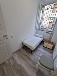 mały pokój z łóżkiem i oknem w obiekcie Appartamento viktor w mieście Cislago